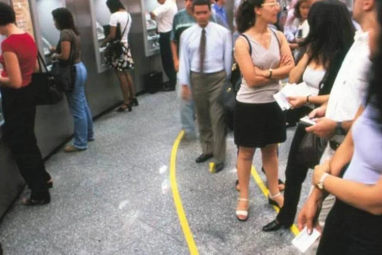 
	Fila no banco:&nbsp;durante 2012, o Procon Carioca mapeou em toda a cidade os bancos que excedem os 15 minutos de atendimento em dias normais e 30 minutos em v&eacute;speras ou p&oacute;s-feriados.
 (Claudio Rossi/VEJA)