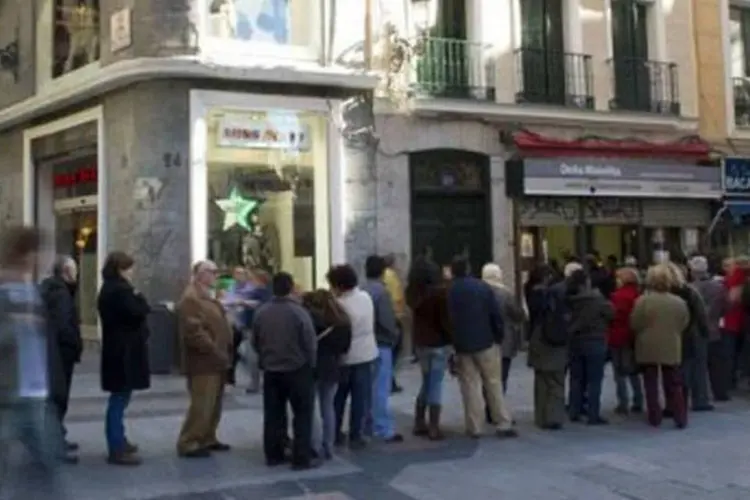 Pessoas fazem fila para comprar o bilhete da loteria de Natal na casa "Dona Manolita" (Pierre-Philippe Marcou/AFP)