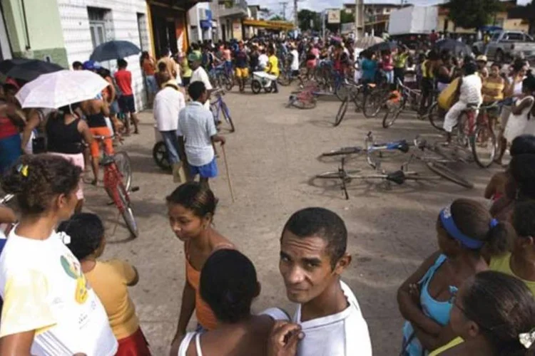 
	Fila do Bolsa Fam&iacute;lia: a expans&atilde;o do programa representa um custo adicional de R$ 1,74 bilh&atilde;o ao ano no Programa Bolsa Fam&iacute;lia
 (Anderson Schneider/Veja)