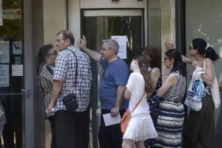 Fila em banco na Bulgária: governo e UE tentavam conter o pânico de correntistas (Nikolay Doychinov/AFP)