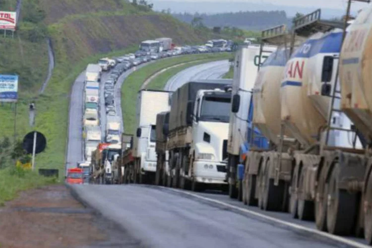 
	Fila de caminh&otilde;es bloqueia estrada: multas judiciais variam entre 5 mil e 10 mil reais por hora
 (Valter Campanato/ABr)