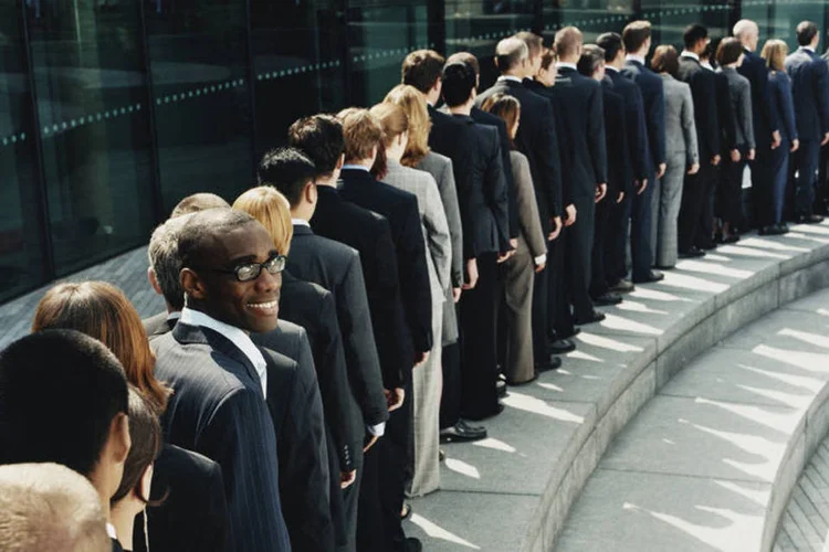 fila de executivos (Thinkstock)