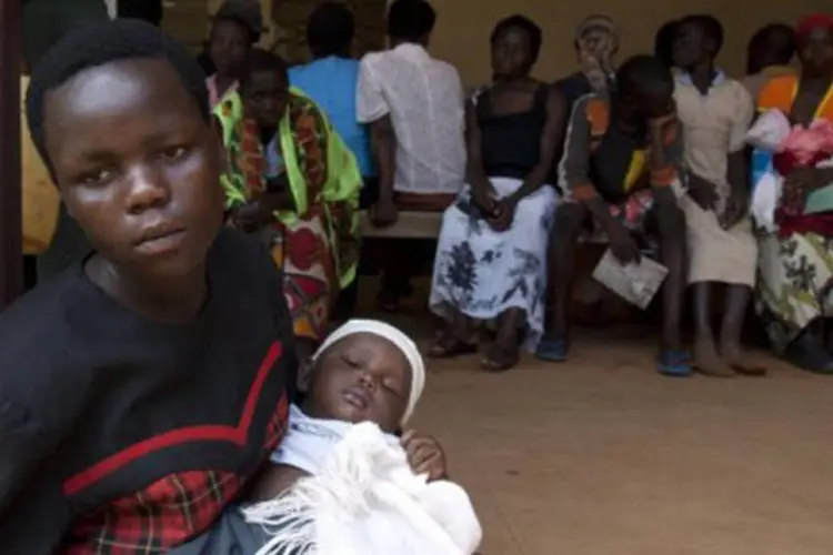 
	Fila de mulheres em hospital em Uganda: vestir-se, caminhar ou falar de forma que provoque &quot;uma desnecess&aacute;ria sensibilidade de natureza sexual&quot;&nbsp;ser&aacute; delito no pa&iacute;s
 (©AFP / Michele Sibiloni)