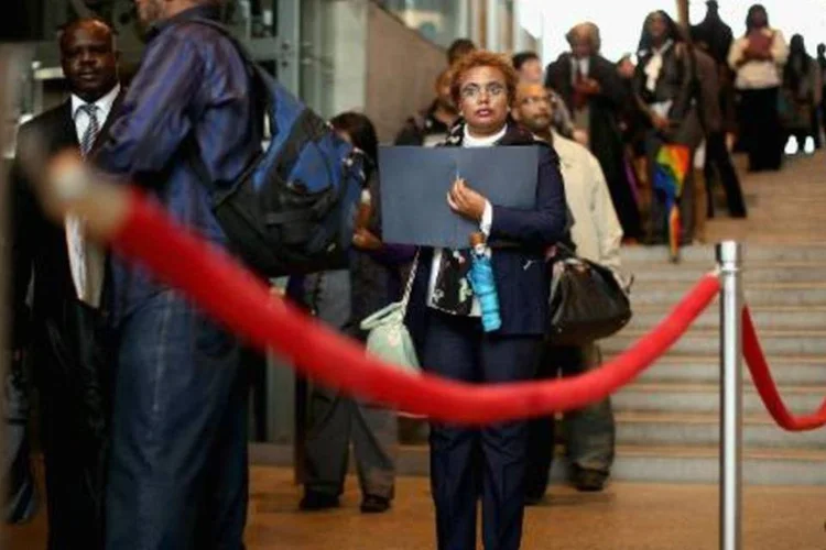 Fila de desempregados em Washington: analistas acreditavam em um avanço maior, de 4% (Chip Somodevilla/AFP)