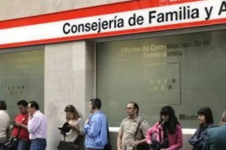 Fila de desempregados na Espanha: UE quer medidas para acabar com o problema (Dominique Faget/AFP)
