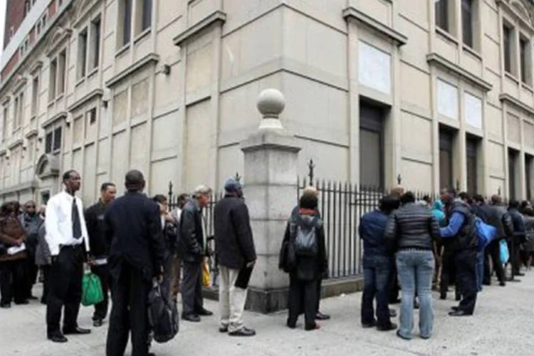 Fila de desempregados nos EUA: os dados mostraram que a recuperação incipiente no mercado de trabalho estagnou (Justin Sullivan/Getty Images/AFP)