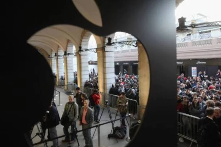 Fila do iPhone 4S em Londres (Oli Scarff/Getty Images)