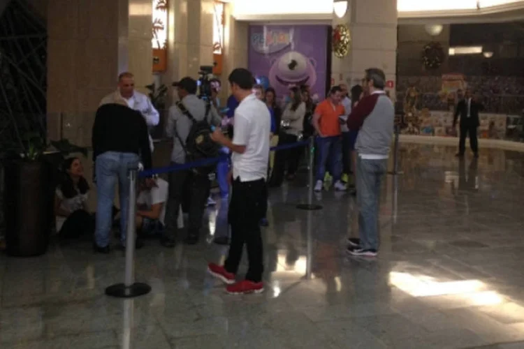 Fila: no shopping Eldorado, em São Paulo, cerca de 15 clientes esperavam chegar a meia-noite para garantir um iPhone 6 (Gabriel Garcia/Info)