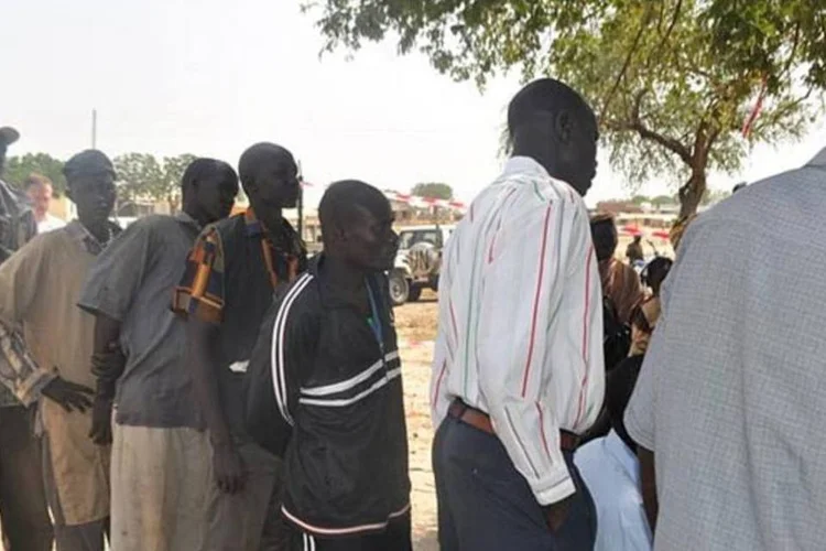 Fila de eleitores se registram no Sudão (Sudan Envoy/Wikimedia Commons)