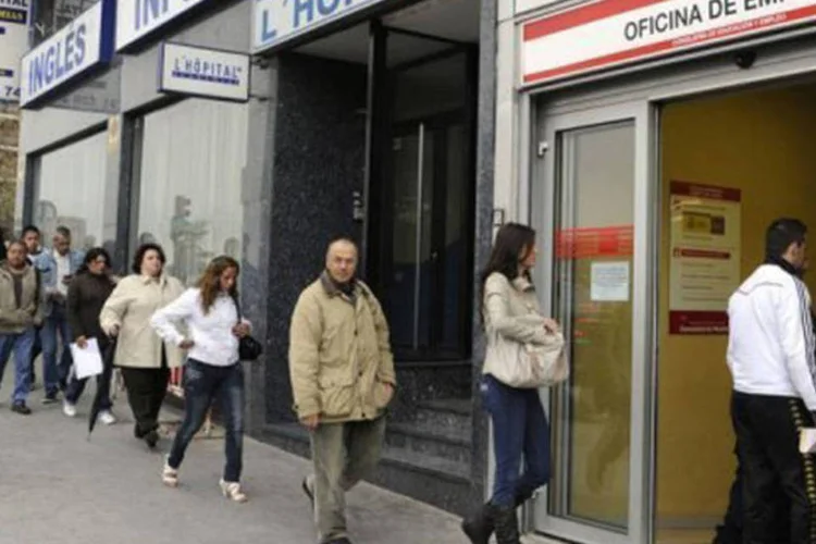 Fila em central de emprego de Madri, uma das regiões espanholas cuja nota foi rebaixada pela agência (Dominique Faget/AFP)