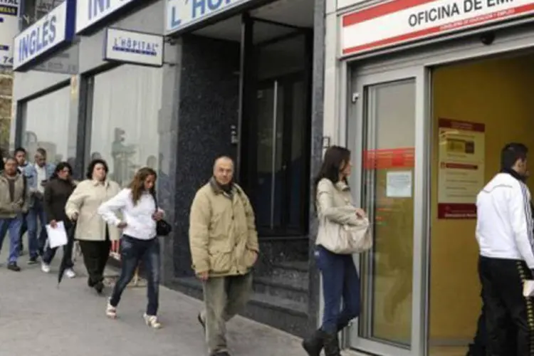Fila em central de emprego de Madri: em ritmo anual, o avanço do desemprego foi de 9,63% (Dominique Faget/AFP)