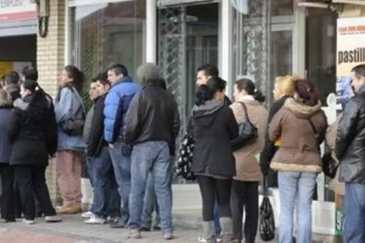 Fila de emprego na Espanha: 33% dos entrevistados do país temem perder suas vagas (Dominique Faget/AFP)