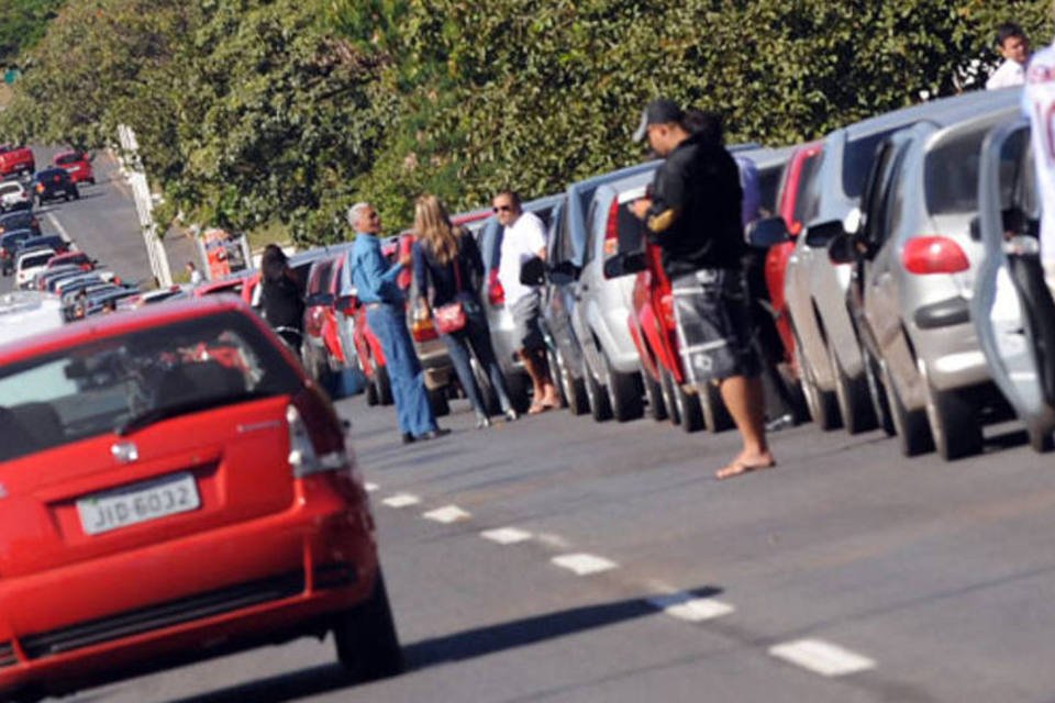 Brasilienses fazem fila para comprar gasolina a R$ 1,63