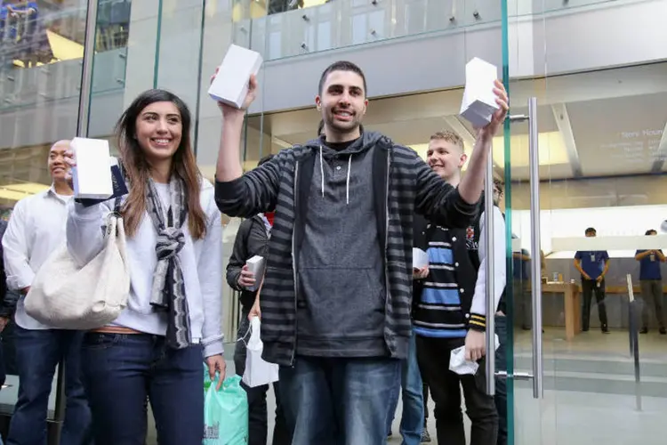 
	Sydney, Austr&aacute;lia: cerca de 1.200 pessoas estavam na fila para comprar um iPhone 6
 (Cole Bennetts/Getty Images)