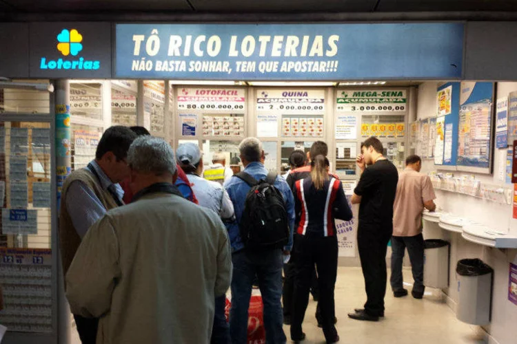 Apostadores em fila de casa lotérica (Rafael Neddermeyer/ Fotos Públicas/Divulgação)