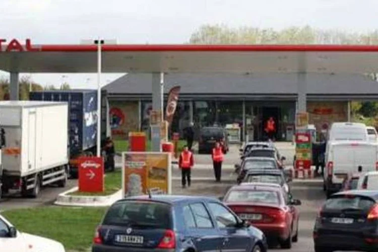 Fila em posto de gasolina devido a falta de combustível (Cyril Folliot/AFP)