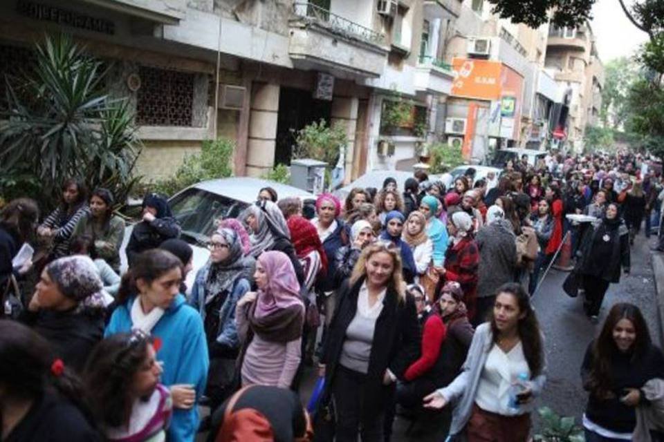 Filas marcam primeiro dia de eleição no Egito