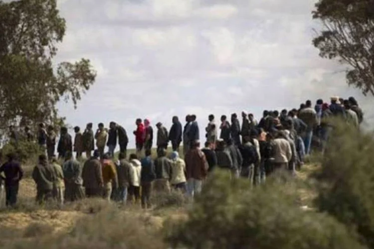 Fila de refugiados da Líbia: habitantes fogem do país com medo de nova ofensiva de Kadafi (Joel Saget/AFP)