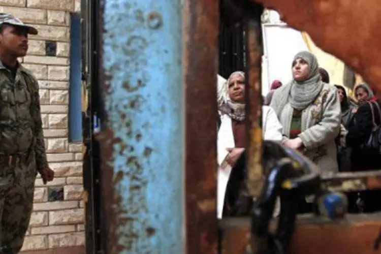 Mulheres formam fila para votar no Cairo: o início das votações foi marcado por clima de tranquilidade (Mohammed Abed/AFP)