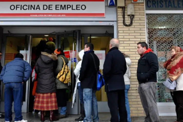 
	Desempregados esperaram na fila de um escrit&oacute;rio de emprego do governo, em Madri: entre os mais jovens, a taxa mais elevada foi registrada na Espanha (55,6%)
 (Jasper Juinen / Getty Images)