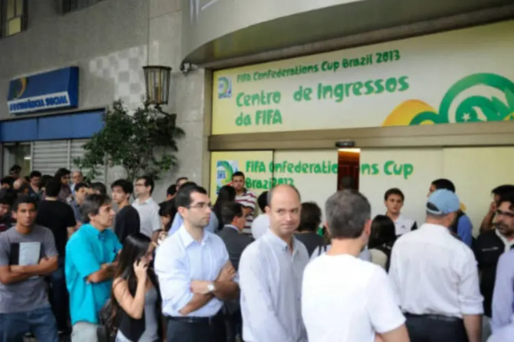 Torcedores enfrentam fila na retirada dos ingressos para a Copa das Confederações em frente ao Hotel Windsor Guanabara, no centro do Rio de Janeiro (Tânia Rêgo/ABr)