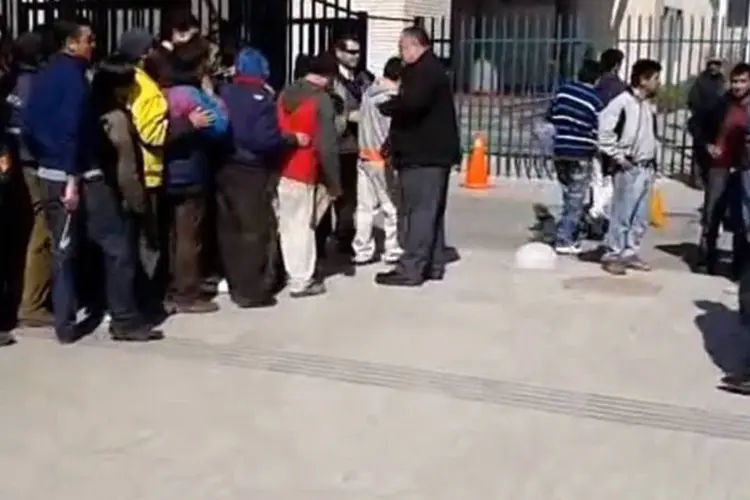 Pessoas fazem fila em frente à Prefeitura de Independência, no Chile, para ganharem dinheiro (Reprodução)