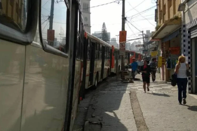 
	Fila de &ocirc;nibus na Rua Butant&atilde;: motoristas e cobradores de &ocirc;nibus em greve tamb&eacute;m realizaram manifesta&ccedil;&otilde;es
 (Marco Prates/EXAME.com)