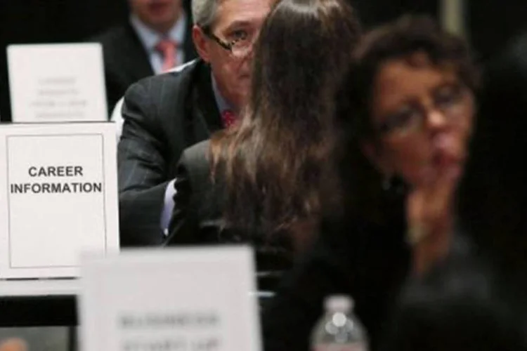 Desempregados falam com especialistas em empregos em uma feira de Nova York: os analistas esperavam números mais altos, de 370 mil pessoas (©AFP/Getty Images / Spencer Platt)