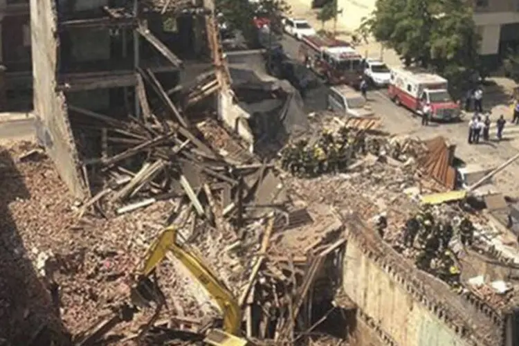 Desabamento de edifício na Filadelfia: Segundo os bombeiros disseram à emissora "CNN", ainda não está claro se o prédio estava habitado ou se sua demolição já era prevista. (REUTERS/NBC10.com/Handout via Reuters)