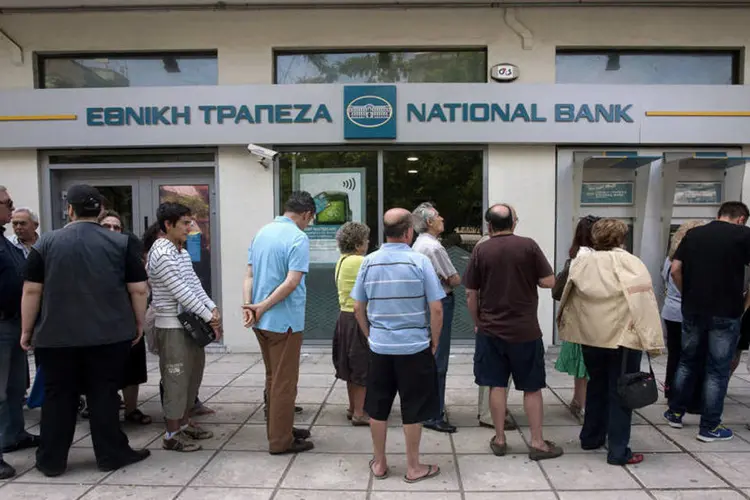 
	Gregos em fila para saque: A presidente da Uni&atilde;o de Bancos Gregos e do Banco Nacional da Gr&eacute;cia, Louka Katseli, pediu aos correntistas que voltem a fazer dep&oacute;sitos nos bancos para que o sistema banc&aacute;rio continue solvente
 (Reuters)