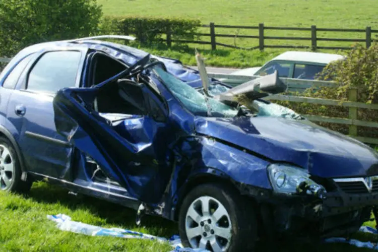 
	Carro amassado: Qualquer pessoa que tenha sido v&iacute;tima de um acidente causado por ve&iacute;culo pode ganhar a indeniza&ccedil;&atilde;o
 (MorgueFile)