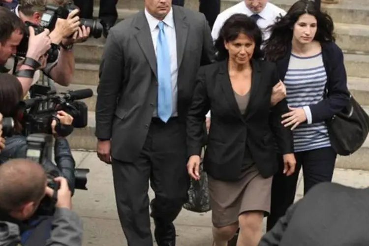 Anne Sinclair, mulher de Dominique Strauss-Kahn, e sua filha, Camille Strauss-Kahn, deixam o tribunal (Daniel Barry/Getty Images)
