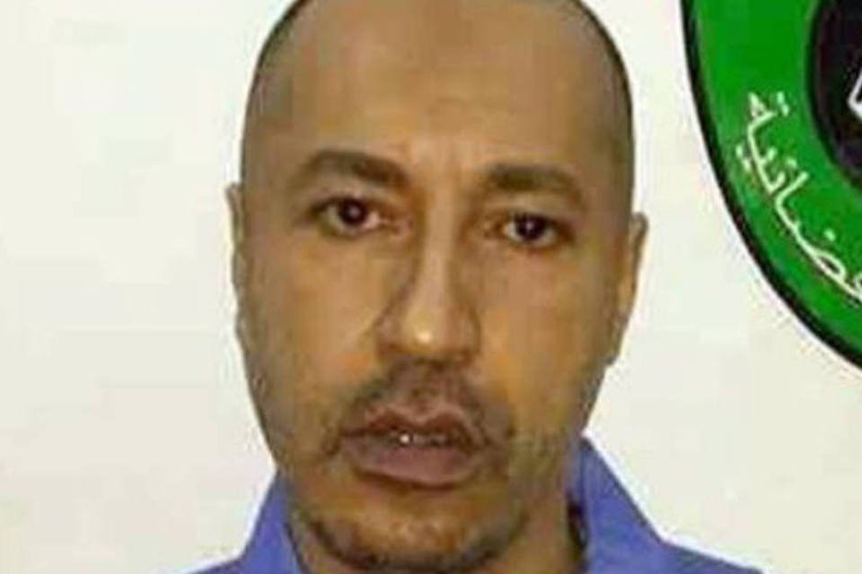 TV líbia mostra imagens de filho de Kadafi