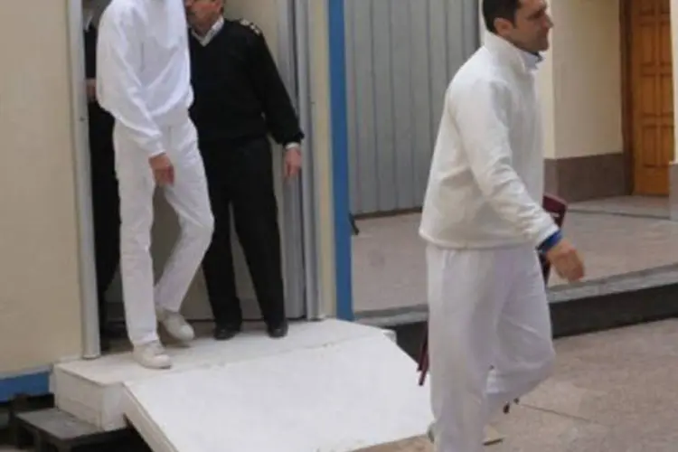 Gamal e Alaa Mubarak visitam pai, que também está detido (©AFP / Str)