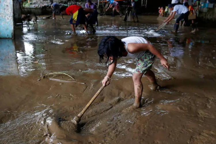 
	Enchentes: entre 15 e 20 tuf&otilde;es passam todos os anos pelas Filipinas durante a esta&ccedil;&atilde;o chuvosa
 (Erik De Castro/Reuters)