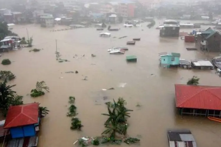 
	Casas na Filipinas afetadas por inunda&ccedil;&atilde;o, que deixaram mais de tr&ecirc;s milh&otilde;es de desabrigados
 (Reuters)