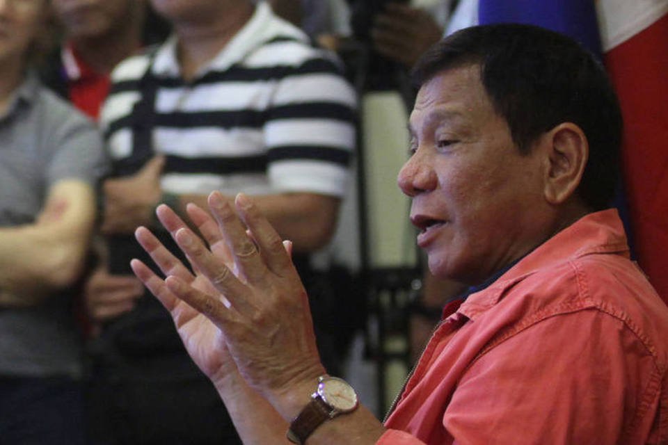 Presidente filipino compartilha jantar com moradores pobres