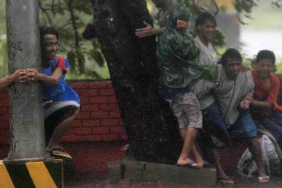 Passagem de tufão nas Filipinas deixa pelo menos 40 mortos