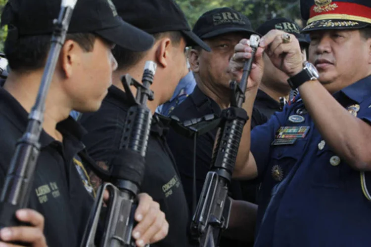 
	Oficial da pol&iacute;cia nacional filipina durante cerimonia em Manila: porta-voz da presid&ecirc;ncia das Filipinas afirmou que eles manter&atilde;o a tr&eacute;gua at&eacute; o &uacute;ltimo dia estipulado
 (Romeo Ranoco/Reuters)