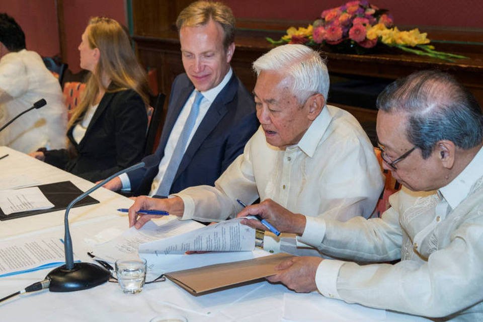 Governo e rebeldes filipinos declaram cessar-fogo permanente