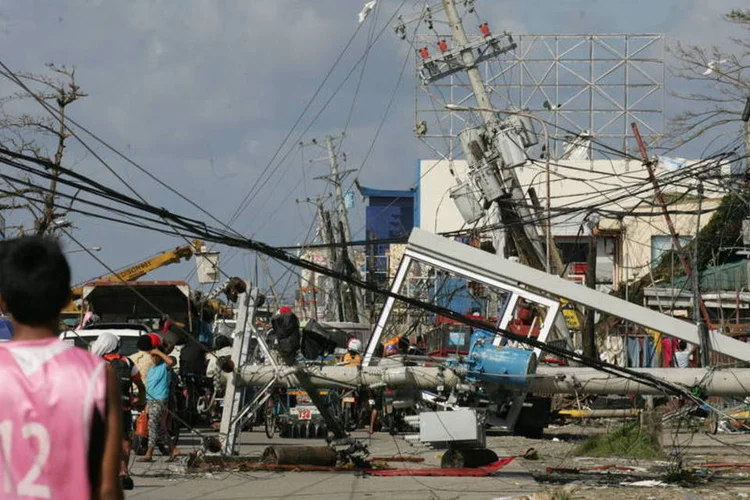 
	Tacloban:&nbsp;garoto observa cen&aacute;rio de destrui&ccedil;&atilde;o ap&oacute;s a passagem do tuf&atilde;o Haiyan
 (Jeoffrey Maitem/Getty Images)