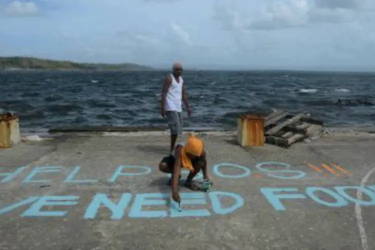 
	Homem pinta um pedido por comida em uma quadra de basquete, na ilha filipina de Leyte: Papa faz contribui&ccedil;&atilde;o &agrave; popula&ccedil;&atilde;o v&iacute;tima de tuf&atilde;o
 (AFP)