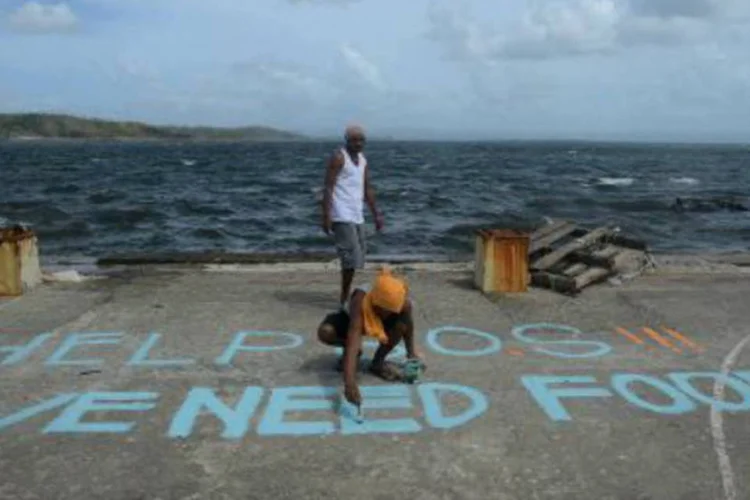 
	Homem pinta um pedido por comida em uma quadra de basquete, na ilha filipina de Leyte: Papa faz contribui&ccedil;&atilde;o &agrave; popula&ccedil;&atilde;o v&iacute;tima de tuf&atilde;o
 (AFP)