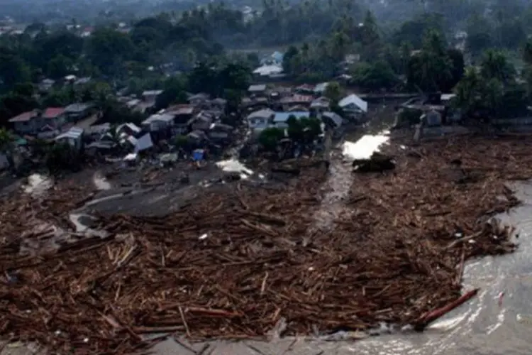 Povoados inteiros foram arrasados pelas águas, estradas e pontes, destruídos, e há ao menos 47 mil desabrigados após a passagem da tormenta tropical (Richel Umel/AFP)