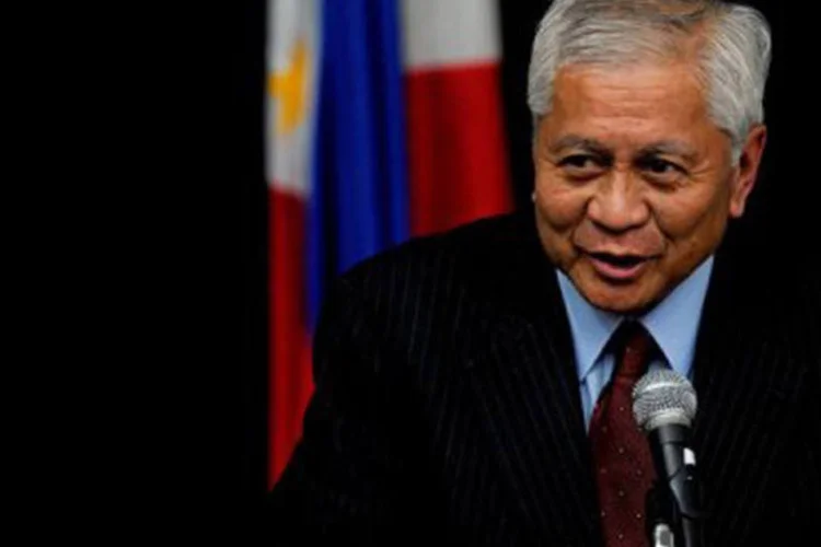 Albert del Rosario afirmou que seu país quer realizar mais exercícios conjuntos com sua ex-potência colonial (Jay Directo/AFP)