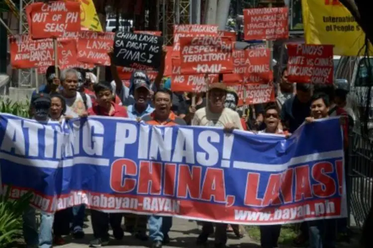 Filipinos protestam contra as reivindicações territoriais da China, em Manila: Corte Permanente de Arbitragem (CPA) se declarou competente no caso (Jay Directo/AFP)