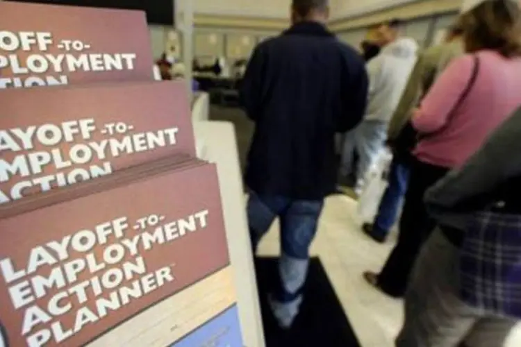 Desempregados fazem fila em um posto de empregos (Robyn Beck/AFP)