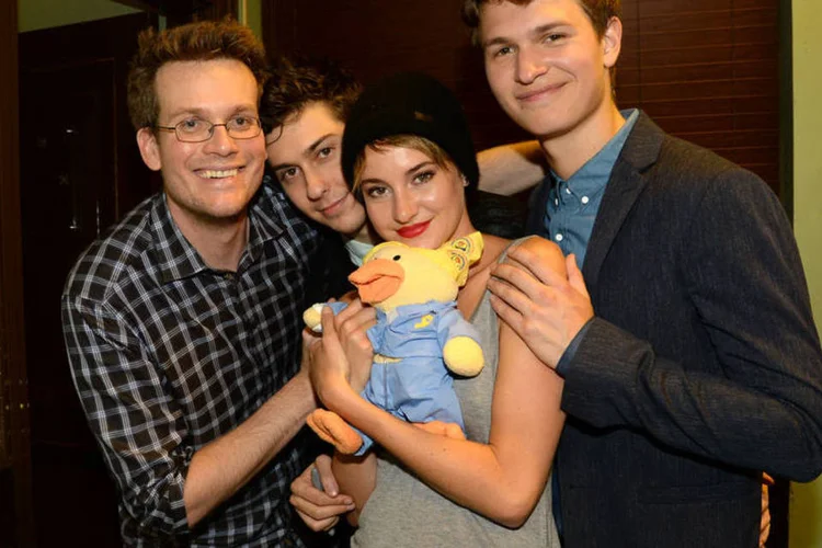 Escritor John Green posa para uma foto com o elenco do filme "A Culpa é das Estrelas" (Rick Diamond/Getty Images)