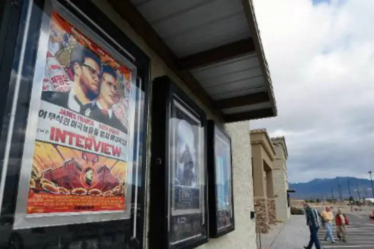 Pôsters de fimes em cartaz, incluindo "A Entrevista", são vistos do lado de fora de um cinema em Nevada, nos EUA (Ethan Miller/AFP)
