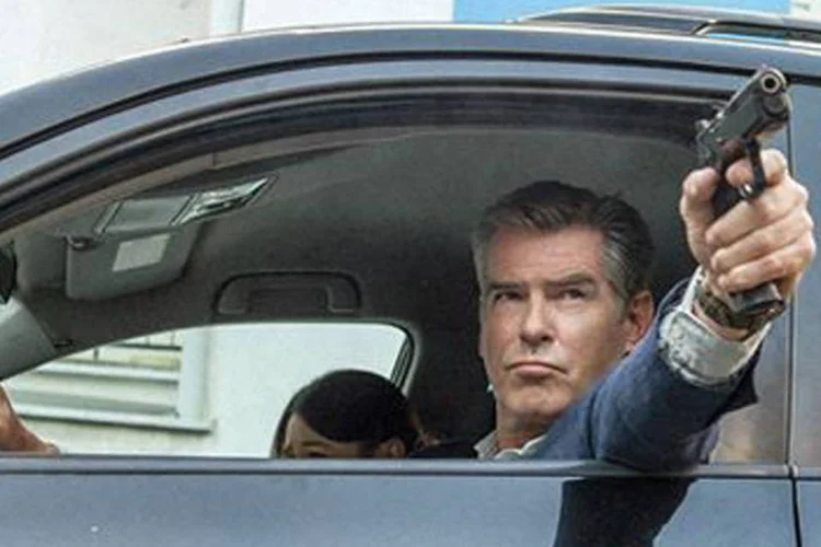 Ator Pierce Brosnan em trecho do filme “November Man – Um Espião Nunca Morre”, de Roger Donaldson (Reprodução/Facebook)